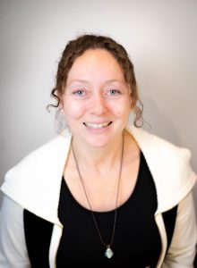 Chantal Côté, Pychologist teen girls, helping with anxiety. Teen group for teen girl. Raising self-esteem and confidence. Mental health support for teen girls. Group to help with anxiety. Emotional Support for Teen Girls: What to Say When They’re Struggling